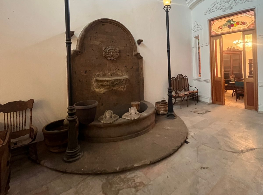 amplio patio con fuente casa en venta en la colonia americana guadalajara