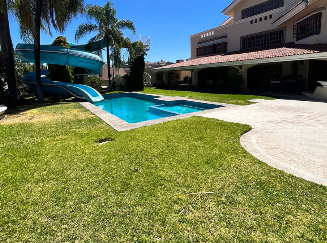jardín amplio venta de mansión de lujo en colinas de san javier
