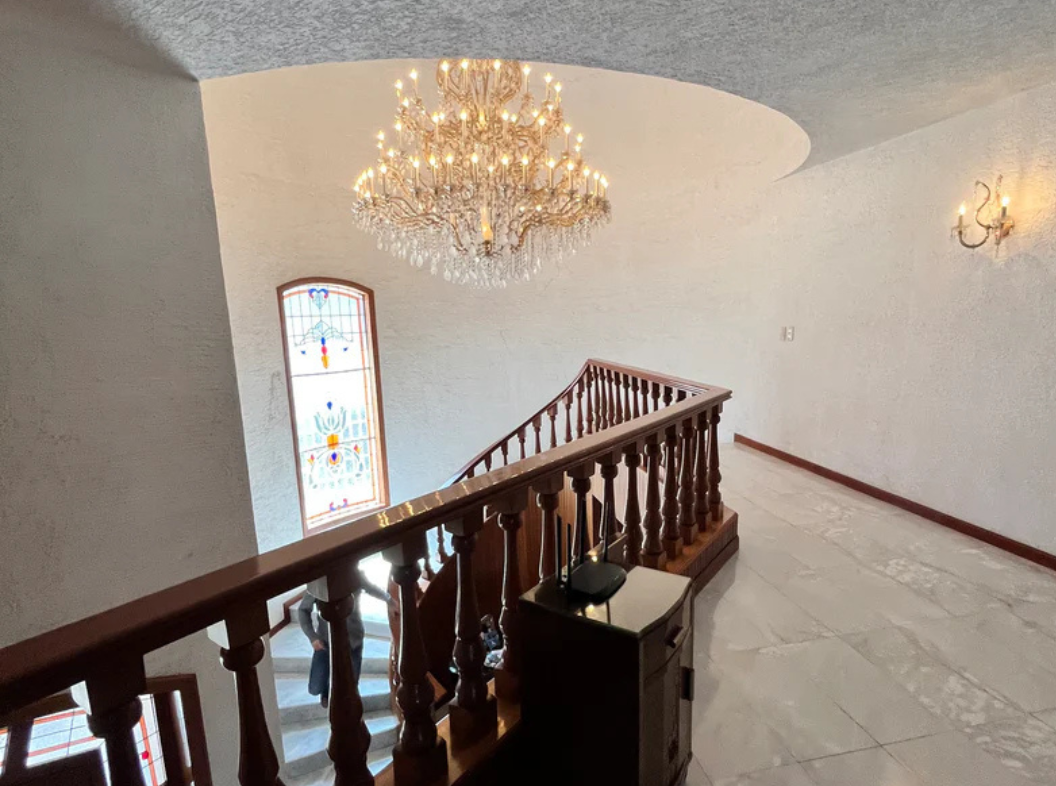 escaleras espaciosas venta de mansión en colinas de san javier