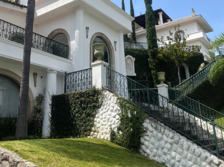 Fachada venta de casa de lujo en las cañadas country club fraccionamiento en zapopan