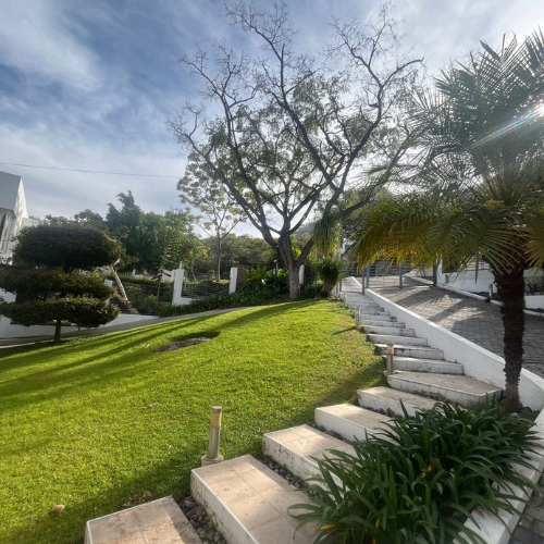 Jardín y área verde casa en venta las cañadas