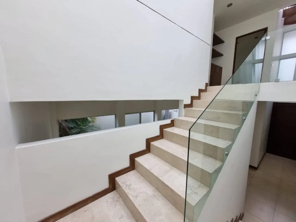 escaleras espaciosas casa en venta en jardin real zapopan
