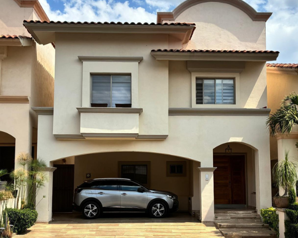 Casa en venta Villa California